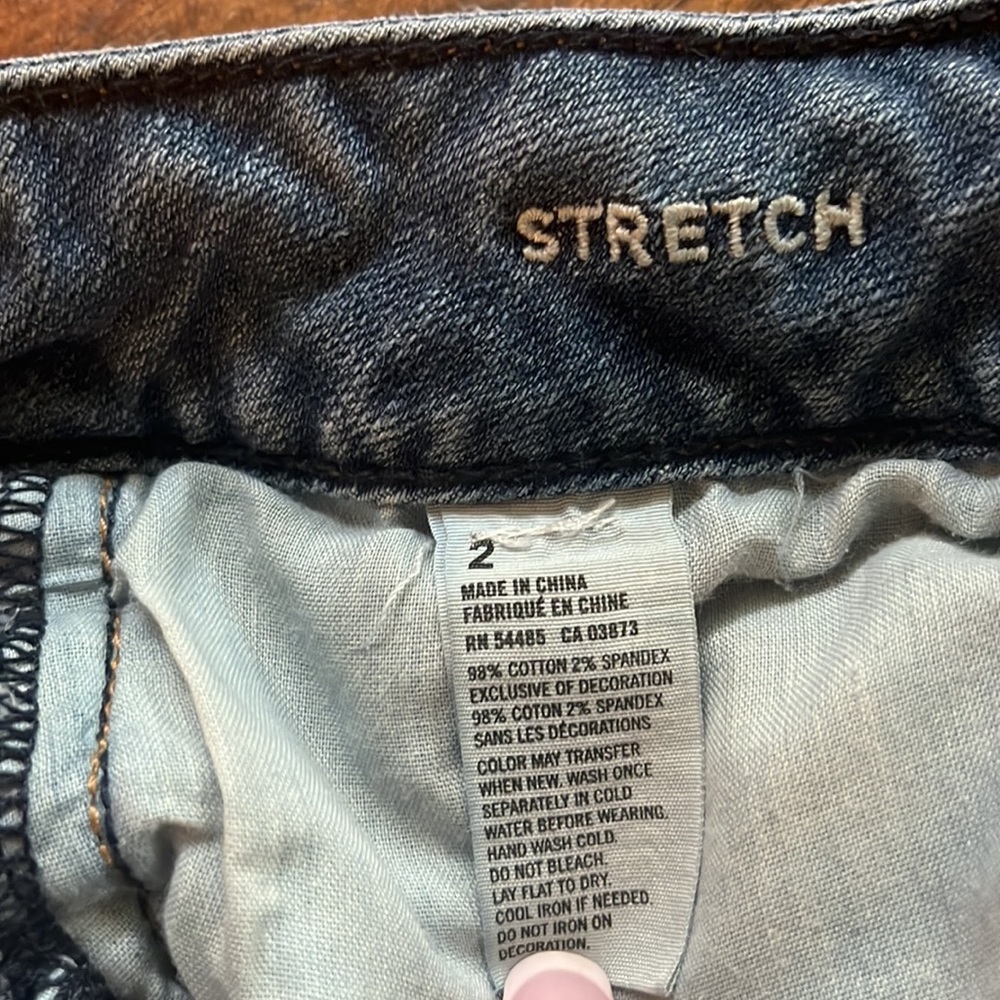 American Eagle Outfitters shorts with 2 front pockets and zipper w/button. - Picture 7 of 8